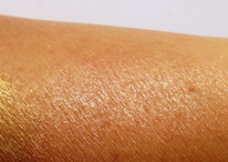 Links Alien Bodylotion - rechts ESCADA Shimmer Powder Links Alien Bodylotion - rechts ESCADA Shimmer Powder