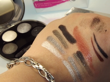 Palette links trocken & rechts unten feucht geswatched