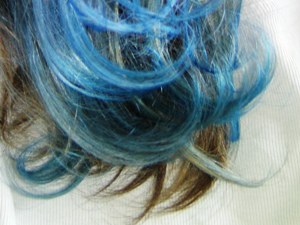 Blaue Haarsträhnen