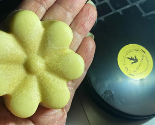 Feste Handcreme mit nährenden Inhaltsstoffen