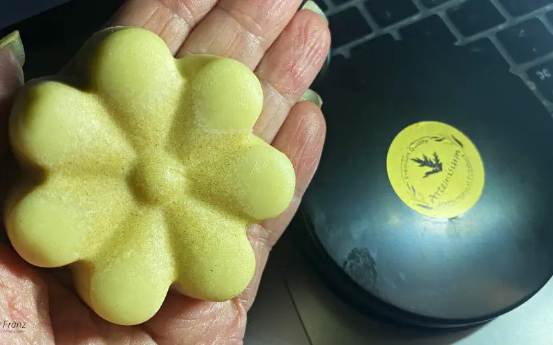 Feste Handcreme mit nährenden Inhaltsstoffen